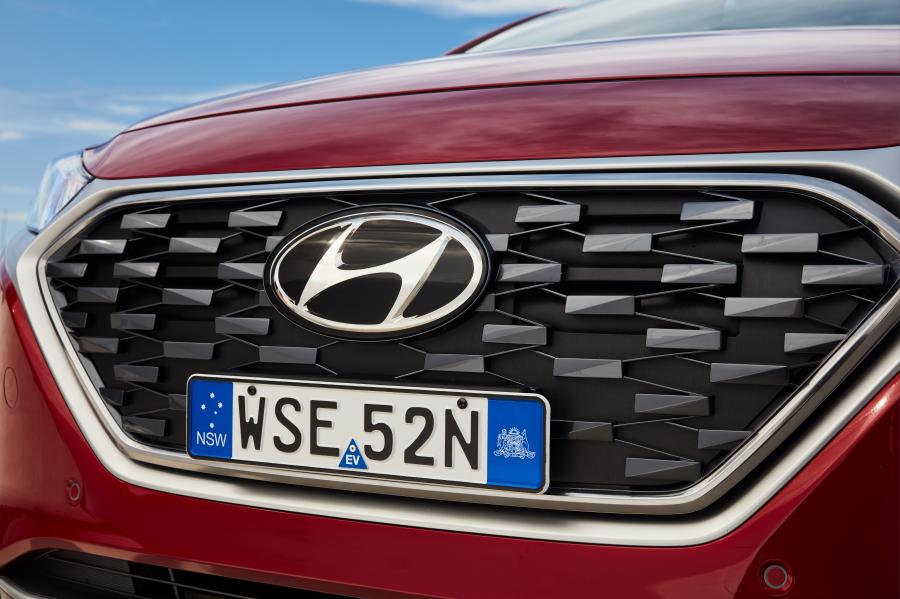 Логотип Hyundai IONIQ Plug-in Hybrid (AE) 2019 года  (AU) (фото 21 из 33)